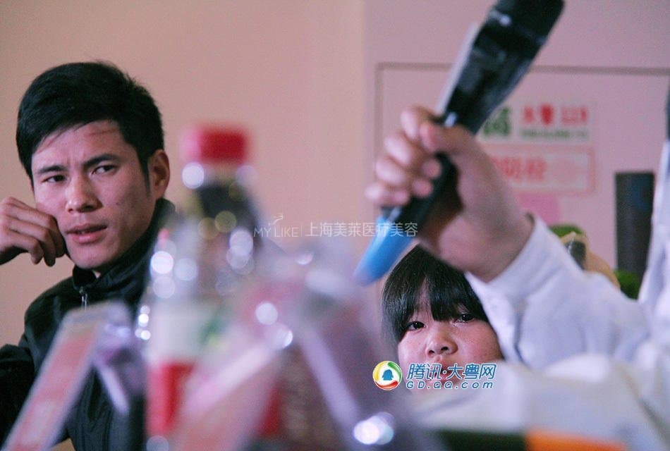 【腾讯新闻】广州：女童为救自己 含泪让人围拍3.jpg