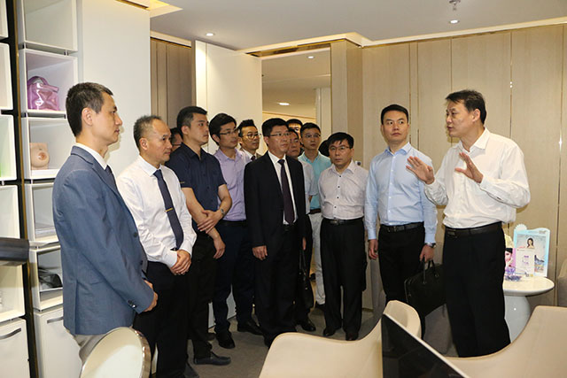 喻明院长带领艾尔建公司领导参观上海美莱